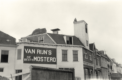860331 Gezicht op de sloop van de bedrijfsgebouwen van Van Rijn's Mosterdfabrieken aan de Nieuwe Kade in Wijk C te Utrecht.